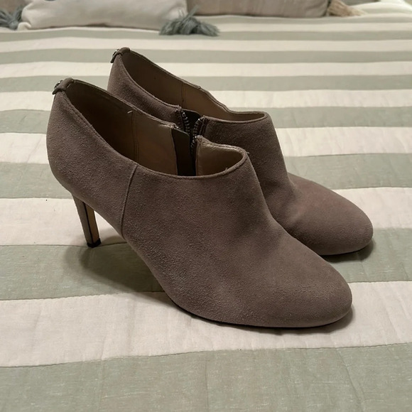 Michael Kors Sammy Ankle Zip Booties Heels Pearl Grey Suede 9M - Picture 1 of 7